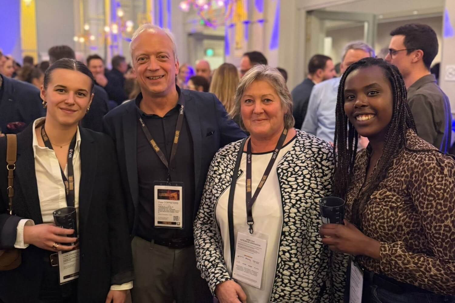 Yves Coppieters et Geneviève Lazaron entourés de membres du staff du ministre, lors de l’événement.