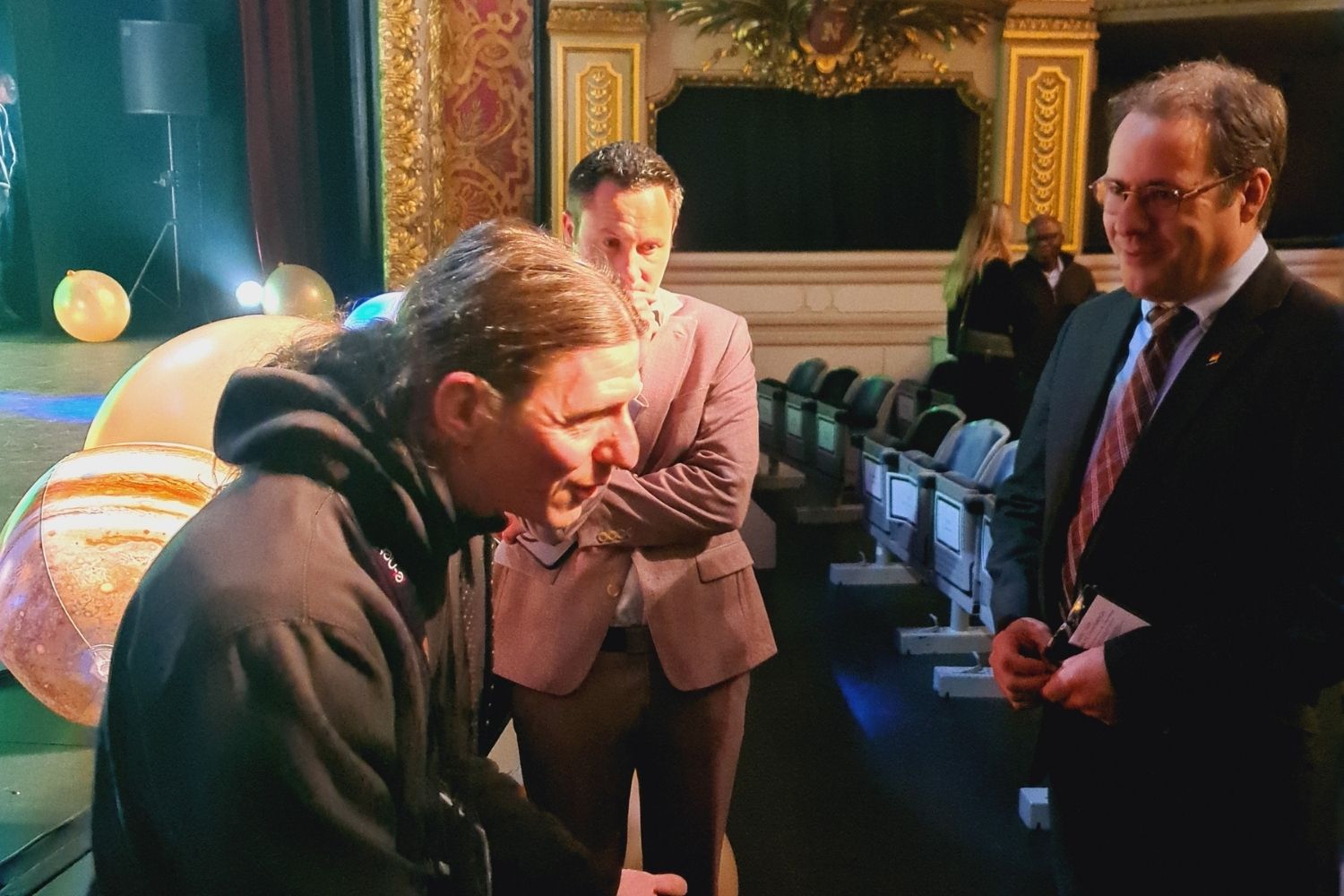 Christophe, dirigeant de Vigo, Nicolas Pourbaix, CEO de e-net, et David Clarinval échangent lors d’un moment de networking.