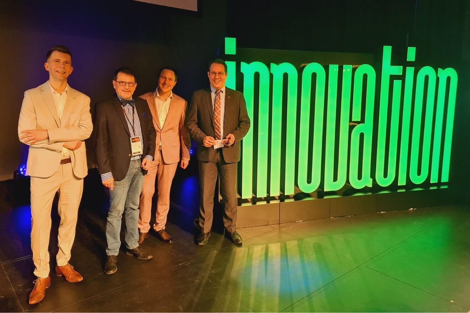 De gauche à droite : Sacha Peiffer, CEO de e-net ; Richard Fournaux ; Nicolas Pourbaix, CEO de e-net ; et David Clarinval, réunis à l’issue de l’événement.