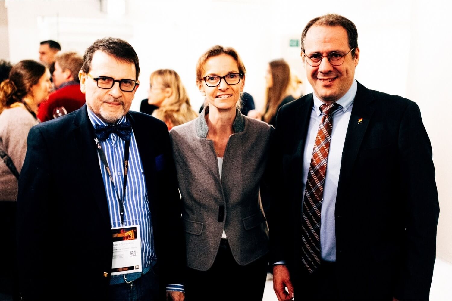 Richard Fournaux, bourgmestre de Dinant ; Anne Barzin première échevine de Namur ; et David Clarinval, vice-premier ministre et ministre de l’Emploi, de l’Économie et de l’Agriculture, posent ensemble lors de la soirée.