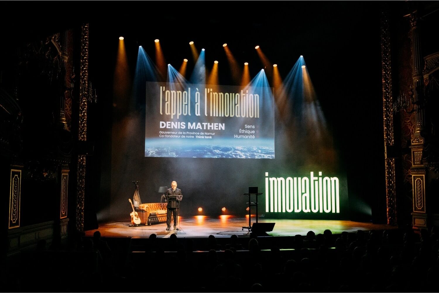 Denis Mathen s’exprime sur la scène du Théâtre Royal de Namur lors de l’appel à l’innovation 2026, ouvrant un temps de réflexion sur le sens, l’éthique et l’humanité face aux transformations en cours.