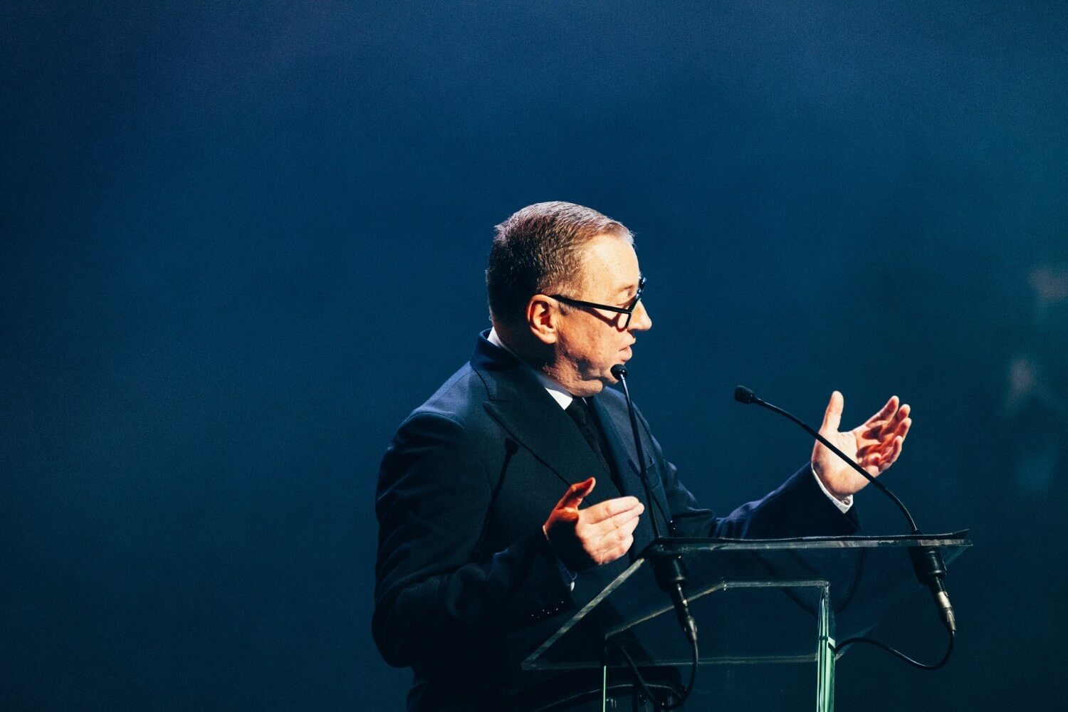 Denis Mathen développe son propos avec engagement, appelant à dépasser les réponses simplistes pour comprendre les dynamiques profondes des transformations technologiques et sociétales.