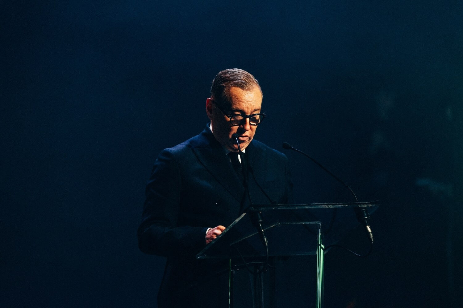 Temps de concentration de Denis Mathen lors de son intervention, illustrant l’exigence de discernement nécessaire face à l’accélération des décisions liées à l’intelligence artificielle.