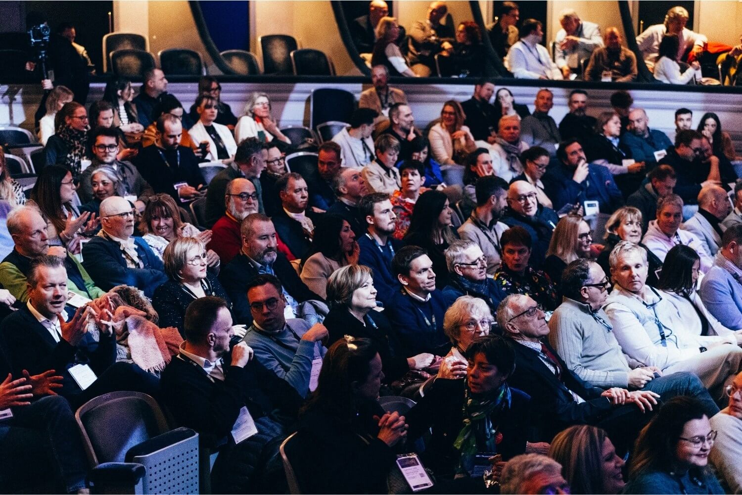 Le public attentif du Théâtre Royal de Namur durant l’intervention de Denis Mathen, reflet d’un besoin partagé de compréhension et de dialogue autour des enjeux Humain–IA.