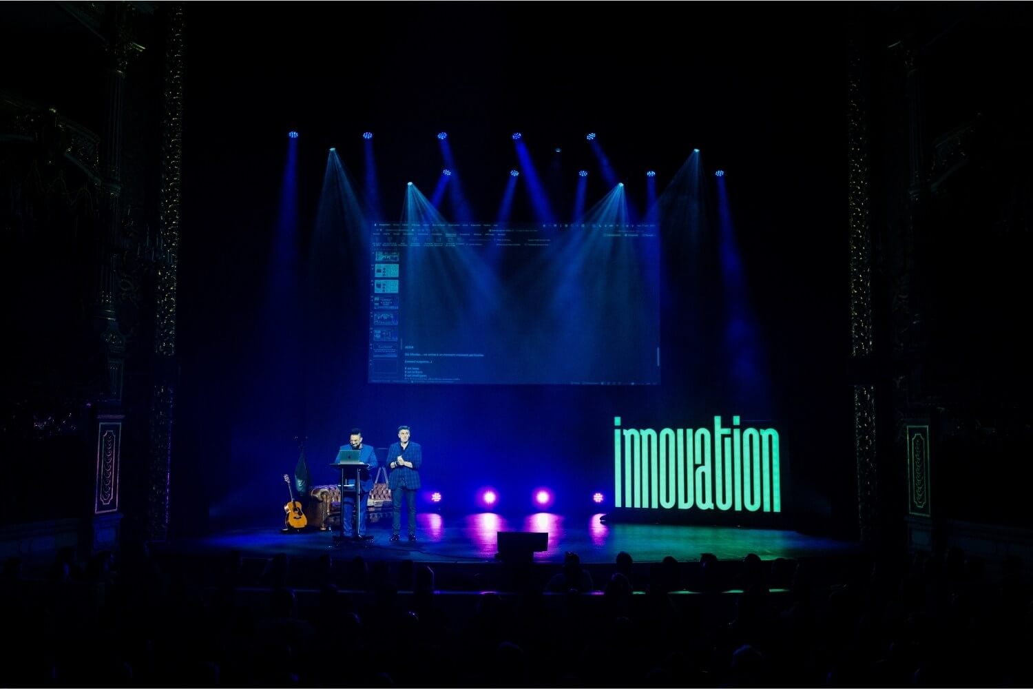 Benjamin Gishlain sur scène lors de l’appel à l’innovation, dans une mise en scène immersive et lumineuse.