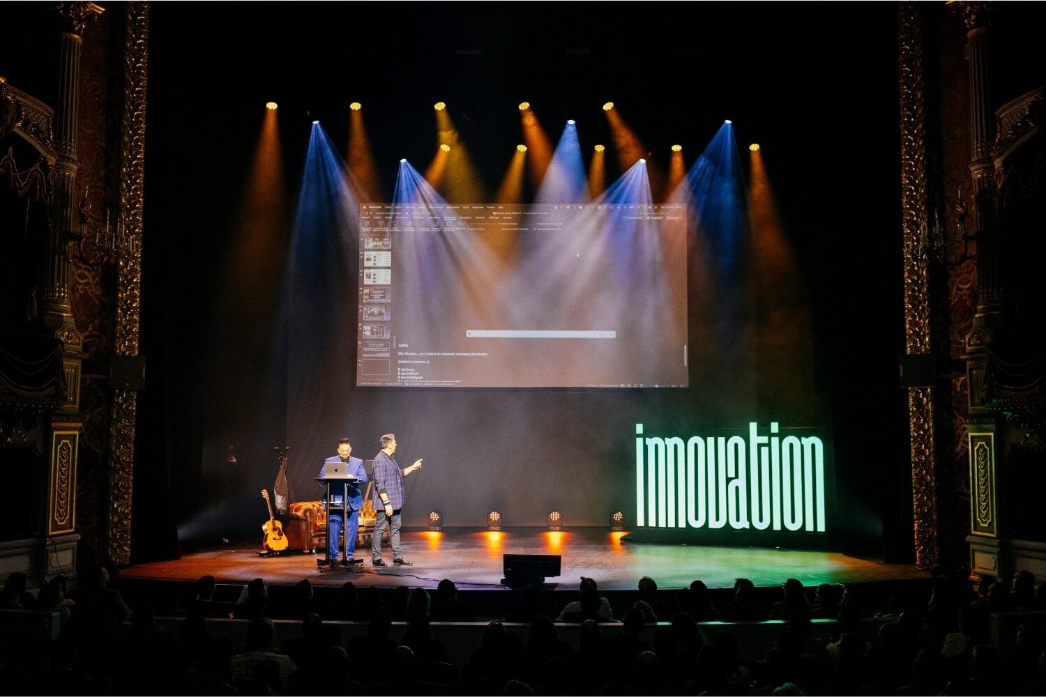 Benjamin Gishlain échange avec une participante sur scène autour d’une démonstration interactive.