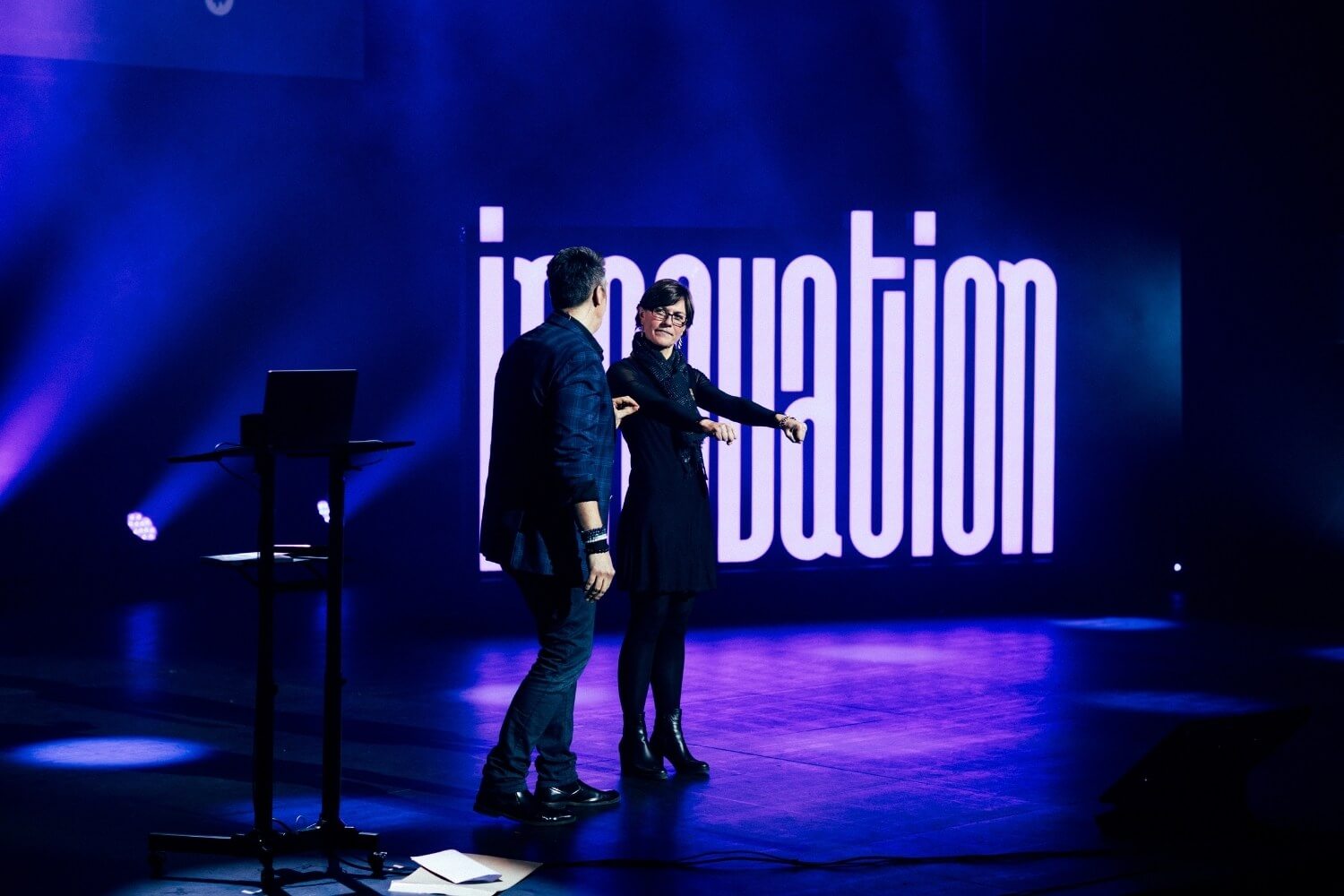 Benjamin Gishlain interagit avec la participante dans une atmosphère de confiance et d’écoute.