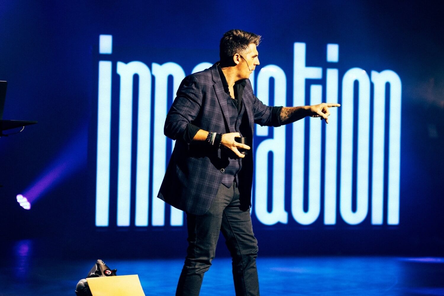 Benjamin Gishlain guide l’expérience depuis la scène, entre écoute et relance.