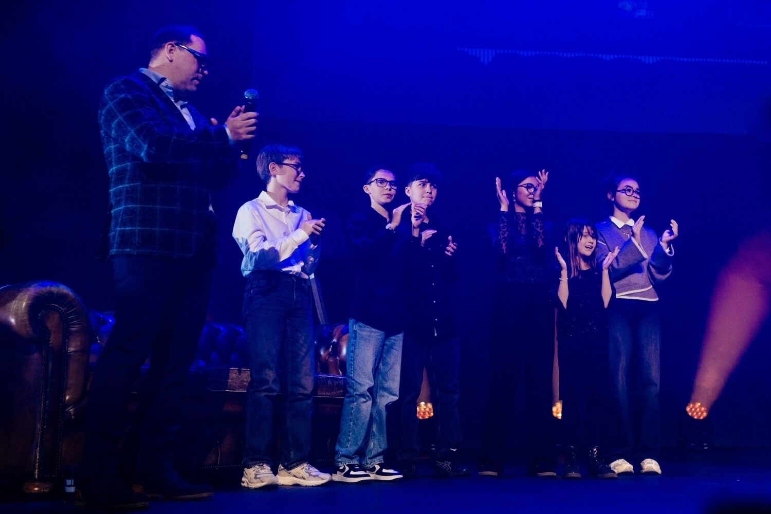 Les enfants applaudissent, entourés par les porteurs du projet.