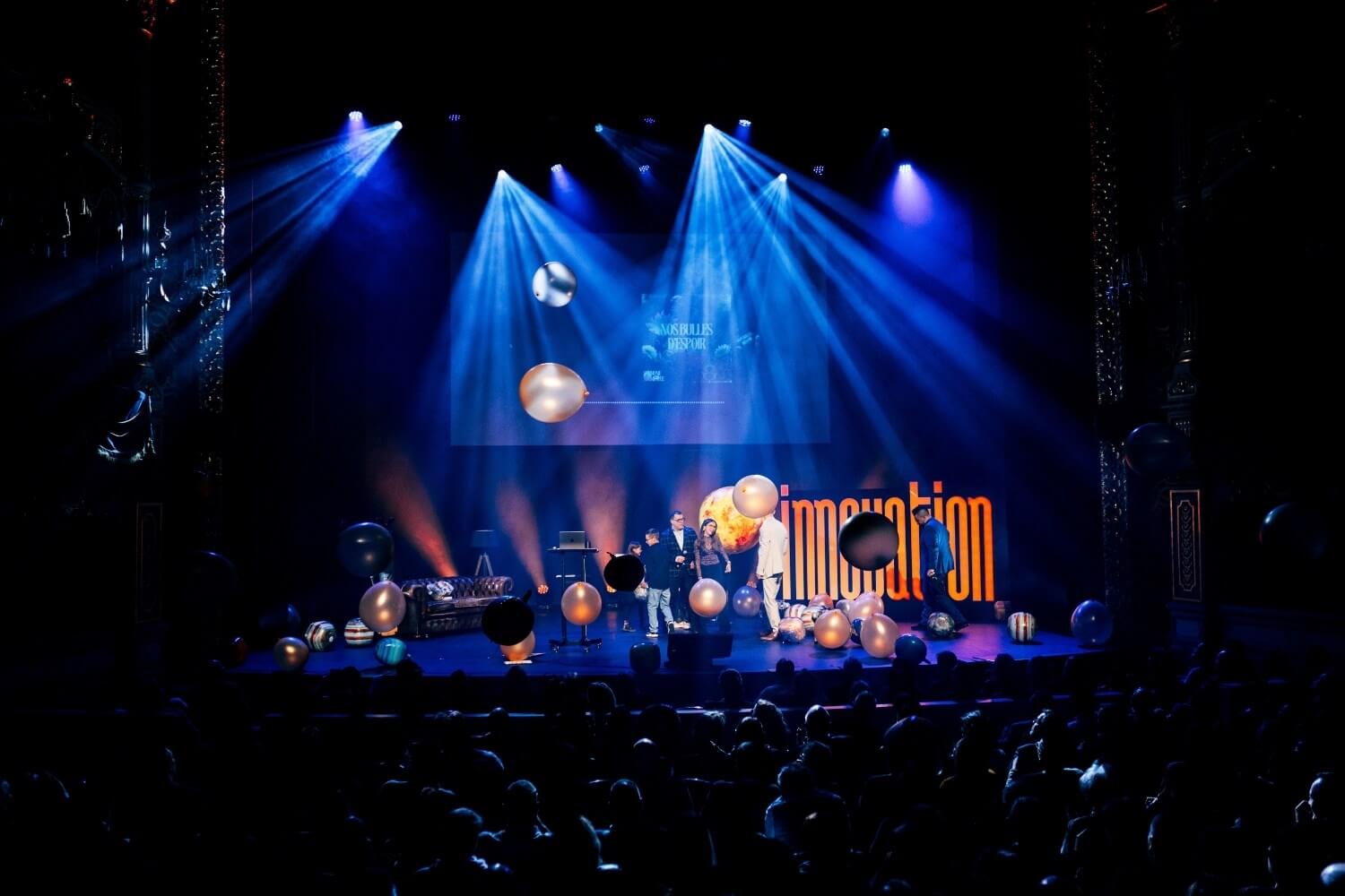 Les enfants applaudissent, entourés par les porteurs du projet.