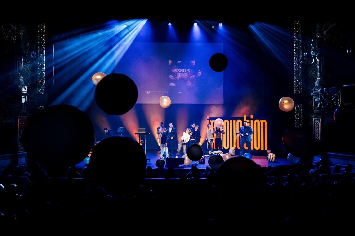 Vue d’ensemble de la scène, mêlant innovation, transmission et imaginaire.