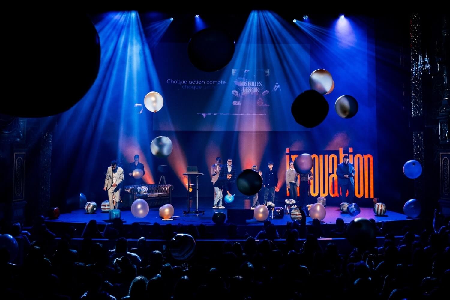 La scène se remplit de ballons, symbole d’espoir et de futur partagé.